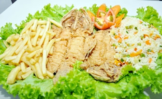 No Peixinhos Bar, é servida a traíra desossada com arroz à grega e batatas fritas